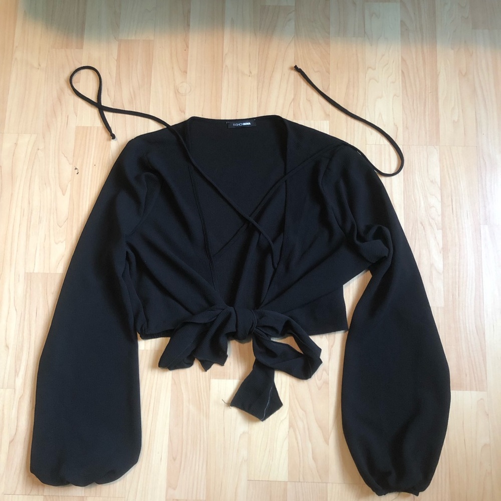 Black long sleeve tie-front crop top